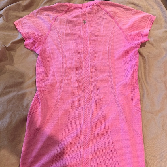 Lululemon Pink Tee Size 4 - Picture 2 of 2